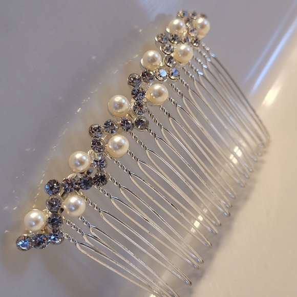 Pair of Hair Comb Faux Pearls & Crystals On Silver-tone Metal - Picture 4 of 13